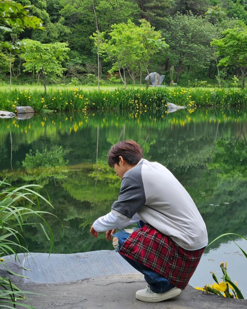 “푸르른 공기”…후이, 고요와 사색→초여름 연못의 여운 / 그룹 펜타곤 후이 인스타그램
