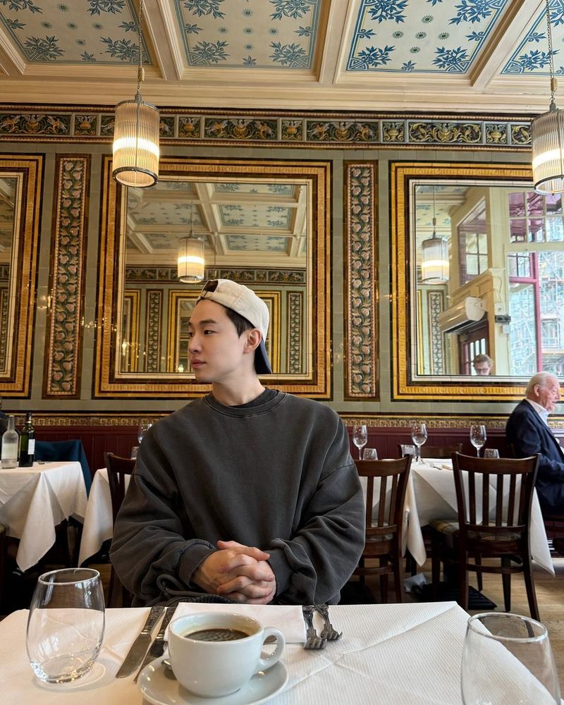 “시간이 머문 듯한 시선”…헨리, 고요한 여름 오후→런던 감성 일상 / 그룹 슈퍼주니어 헨리 인스타그램