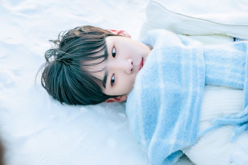 “눈밭 위 설렘 폭발”…하유준·박지후, ‘사계의 봄’ 초여름 눈싸움 장면→로맨스 긴장감 / FNC스토리