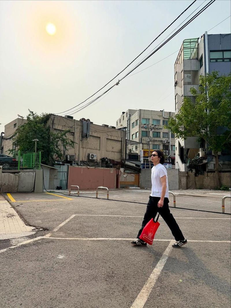 “날이 좋았다”…봉태규, 초여름 햇살 아래→여유로운 산책 / 배우 봉태규 인스타그램