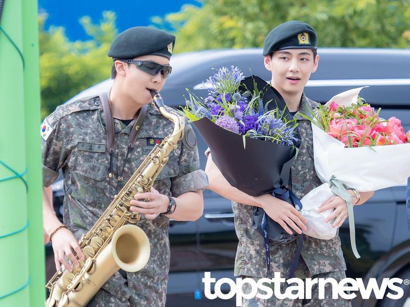 “방탄소년단 RM·뷔 전역 후 첫 인사”…팬에게 쏟아진 진심→아미 울린 두 남자의 약속