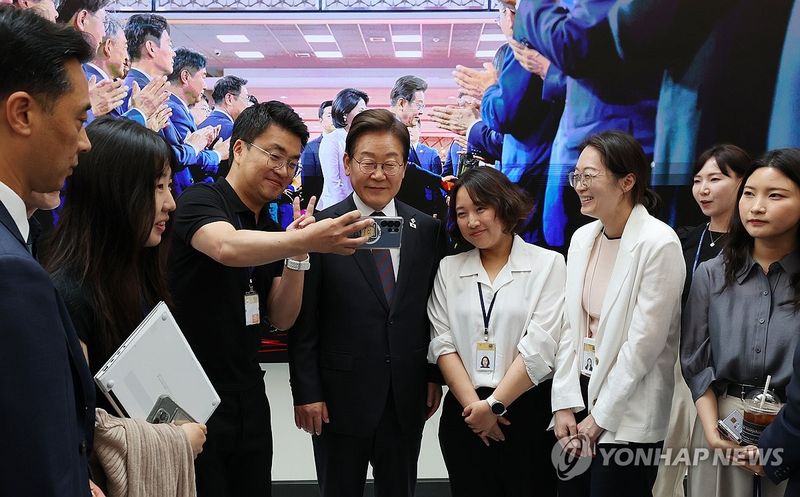 이재명, 참모와 매점서 티타임…취재진 환대→국정 리더십 새 여운