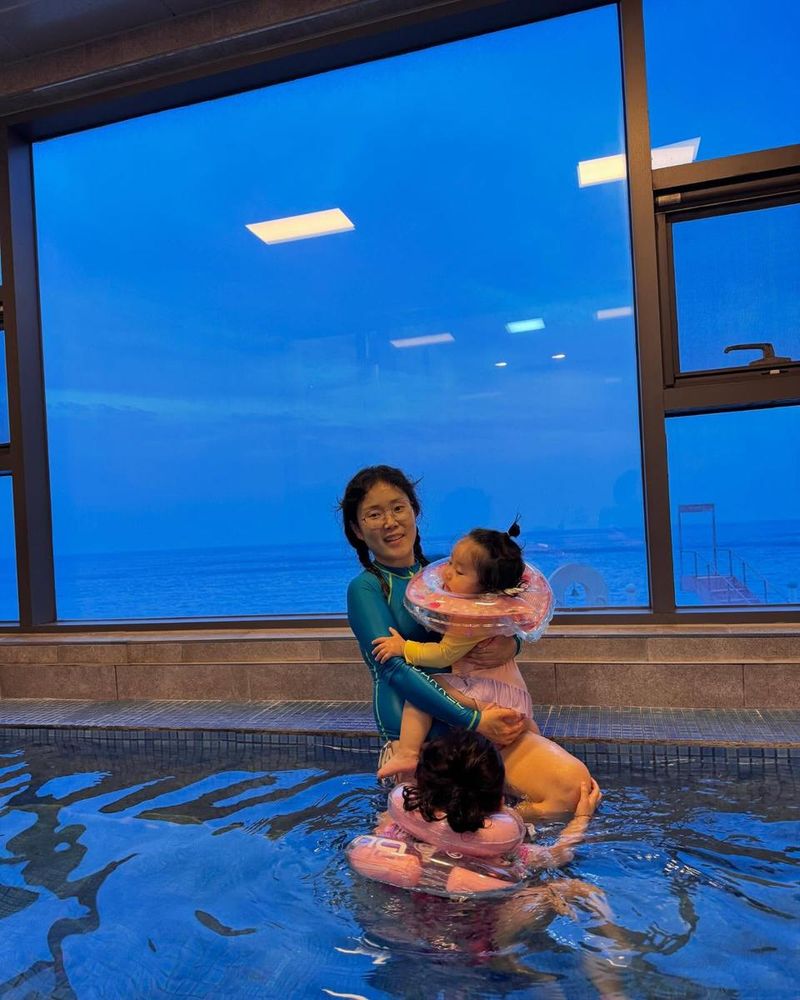 “바다가 품은 고요”…박슬기, 푸른 빛 실내에서 가족과 함께한 순간→평온함 가득 / 배우 박슬기 인스타그램