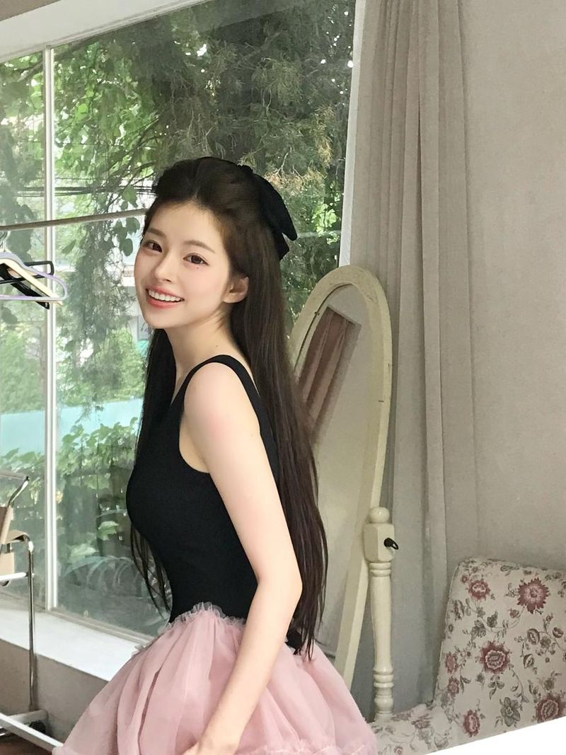 “예쁜 웃음 머금은 한순간”…유혜원, 긴 머리와 핑크빛→여름 감성 압도 / 커플팰리스2 출연자 모델 유혜원 인스타그램