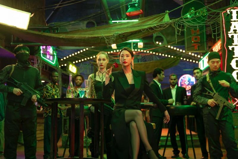 “차가운 시선, 장미 한 송이”…클라라, 암흑 속 전율→블랙 아우라 / 배우 클라라 인스타그램