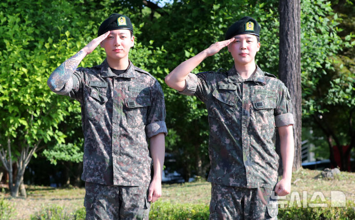 “전역의 감동”…방탄소년단(BTS) 지민·정국, 팬들 앞 거수경례→완전체 기다림 뜨겁게