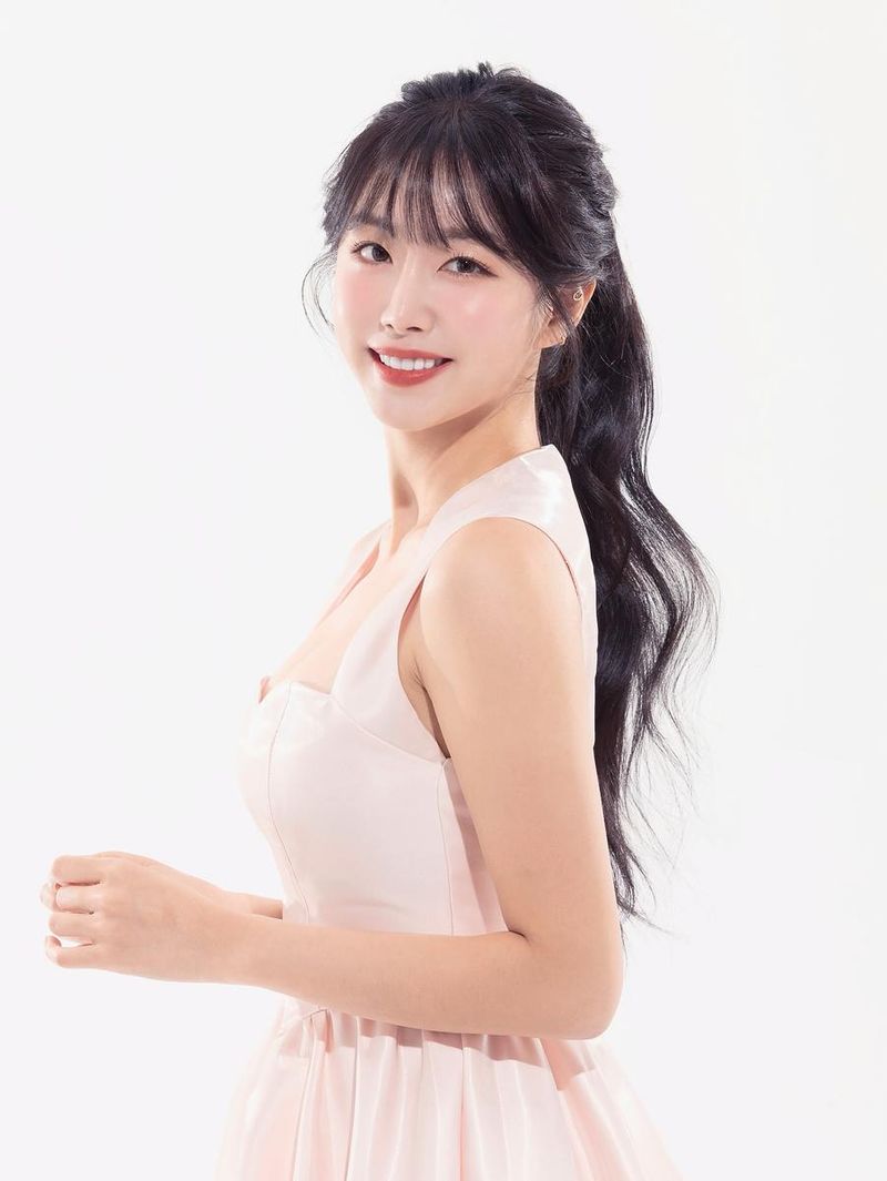 “순수함이 피어오른 순간”…안지현, 핑크빛 미소→여름 청초함 절정 / 치어리더 안지현 인스타그램