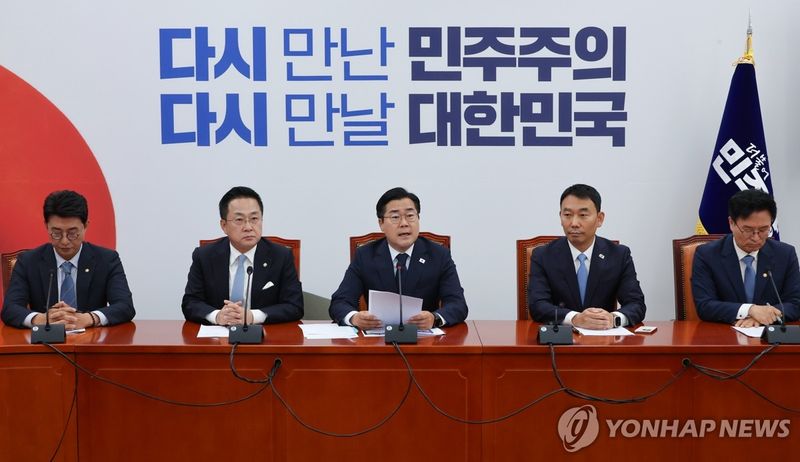 더불어민주당 박찬대 당 대표 직무대행 겸 원내대표가 6월 12일 국회에서 고별 기자회견을 열고 퇴임 소회를 밝히고 있다 / 연합뉴스