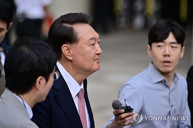 윤석열 전 대통령이 9일 서울중앙지방법원에서 열린 공판 출석 후 법정을 나서고 있다 / 연합뉴스
