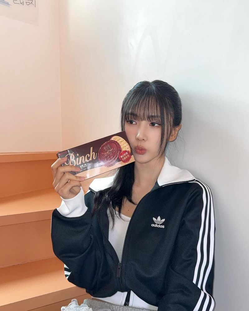 “새벽 감성 속 작지만 달콤하게”…유현, 편안함 속 미소→초여름 밤 설렘 / 드림캐쳐 유현 인스타그램