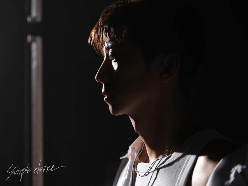 “깊은 눈빛 담은 순간”…장우영, ‘Simple dance’ 포토→컴백 열기 고조