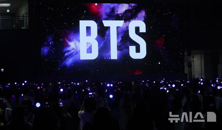 “물결처럼 몰려든 환호”…방탄소년단(BTS), ‘2025 BTS 페스타’ 12주년→아미 감동 포옹