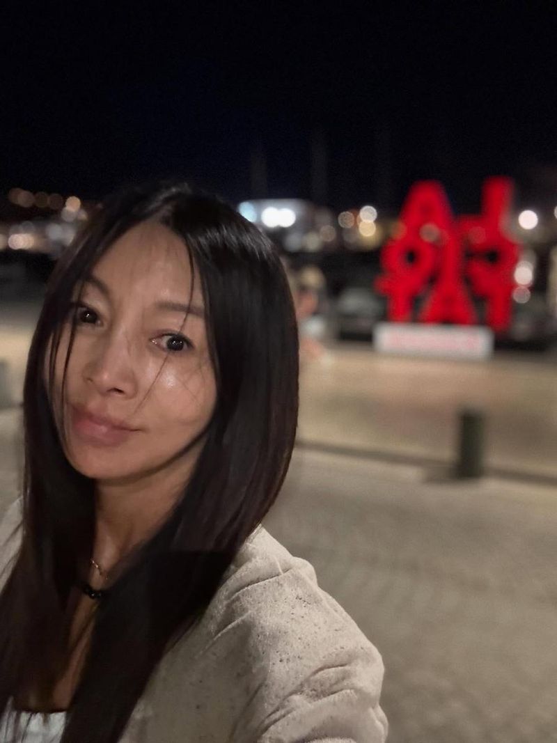 “작은 마을의 밤이 남긴 여운”…황신혜, 여행 속 고요→프랑스 항구의 낭만 / 배우 황신혜 인스타그램