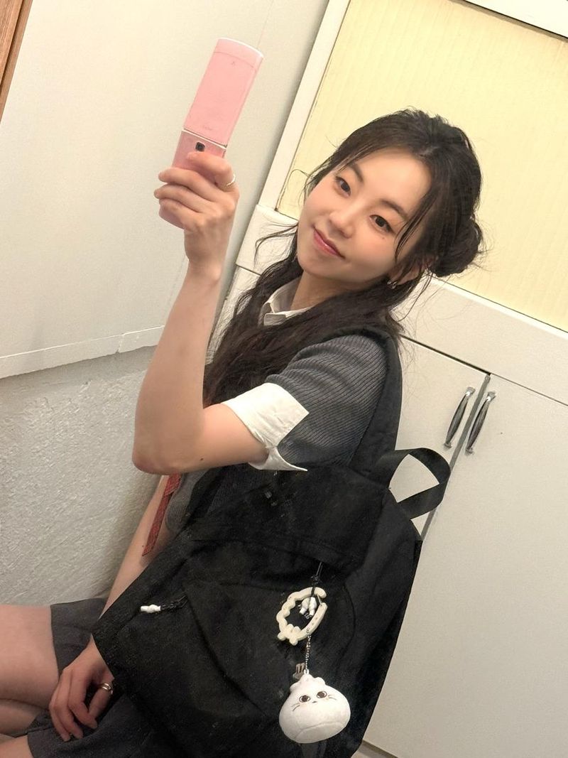 “2차 MD 이즈 커밍”…안소희, 소녀 감성→설렘 가득 거울 셀카 / 배우 안소희 인스타그램