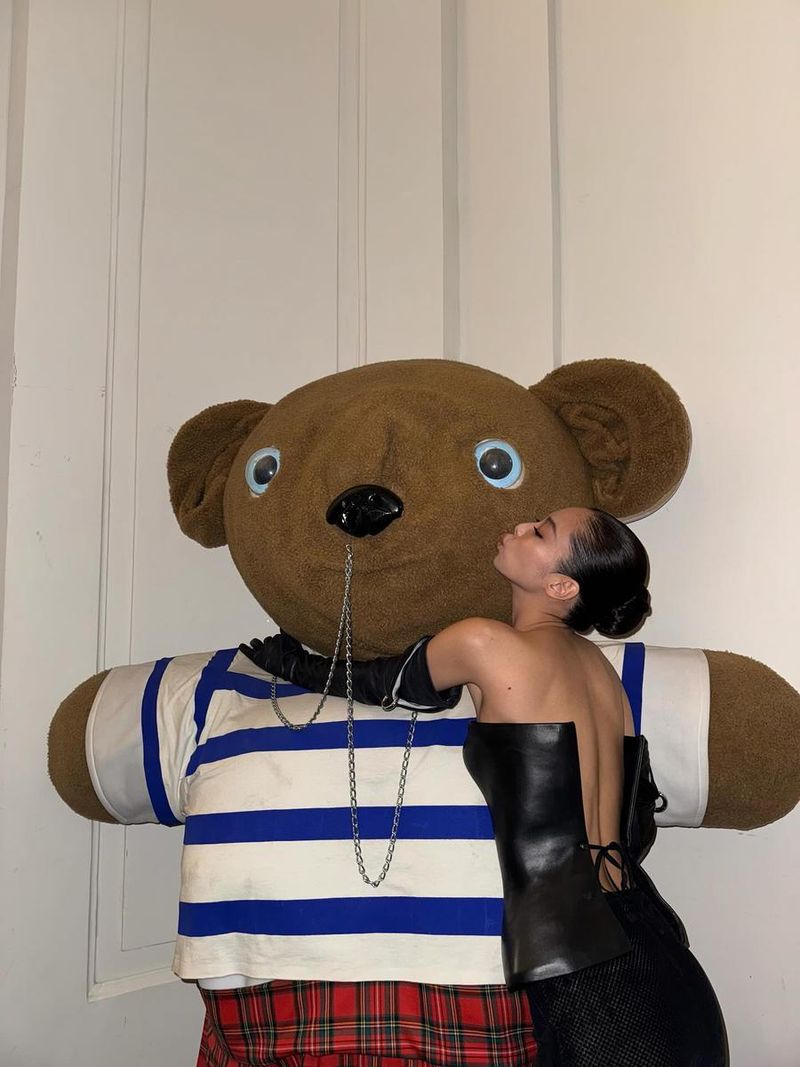 “handle with care”…제니, 관능적 유희→곰 인형과 파격 포즈 / 걸그룹 블랙핑크 제니 인스타그램