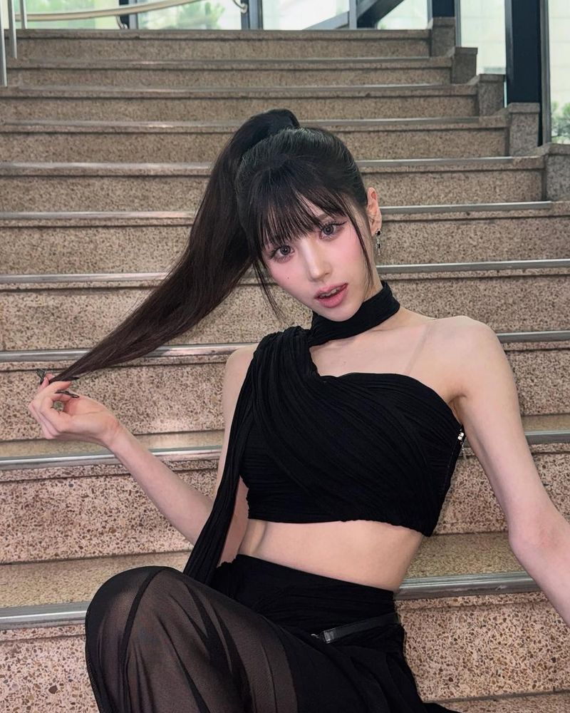 “점점 더 깊어지는 눈빛”…희진, 강렬한 여름밤→아찔한 포니테일 변신 / 걸그룹 아르테미스 희진 인스타그램