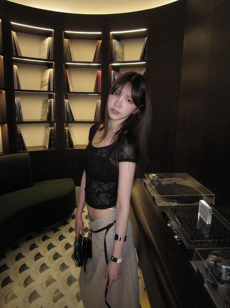 “밤빛처럼 스며든 순간”…수스, 몽환적 시선→도회적 매력 / 가수, 유튜버 수스 인스타그램