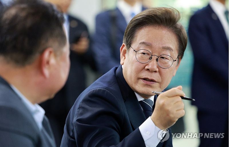 이재명 대통령이 13일 경기도 파주시 장단면 행정복지센터에서 접경지 주민 간담회를 하고 있다. / 연합뉴스