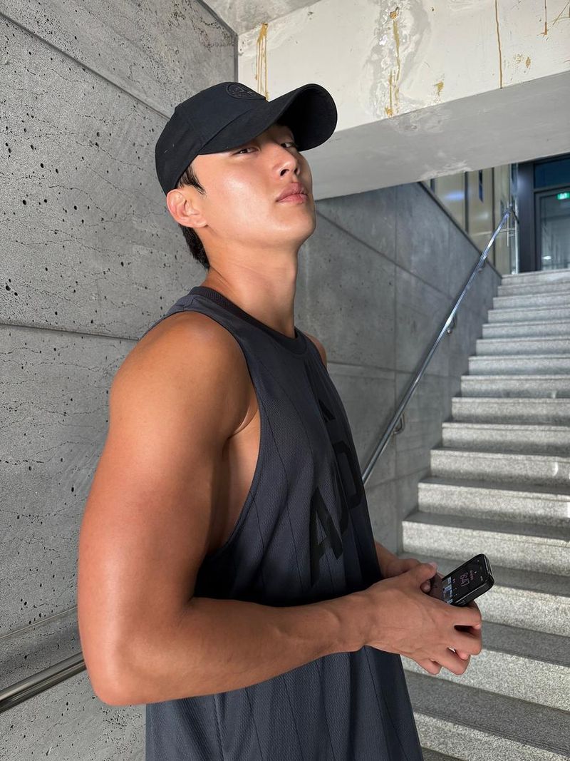 “눈길 닿는 곳마다 여름이 번졌다”…김우주, 계단 위 고요→빛나는 한낮 인증 / 모델 김우주 인스타그램