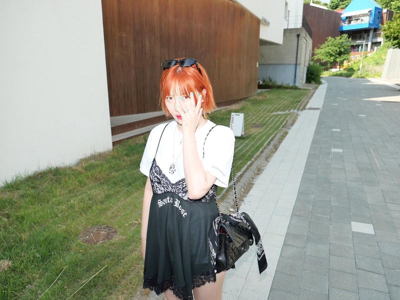 “햇살 아래 빛나는 시선”…현아, 여름 저녁→감각적 존재감 / 가수 현아 인스타그램