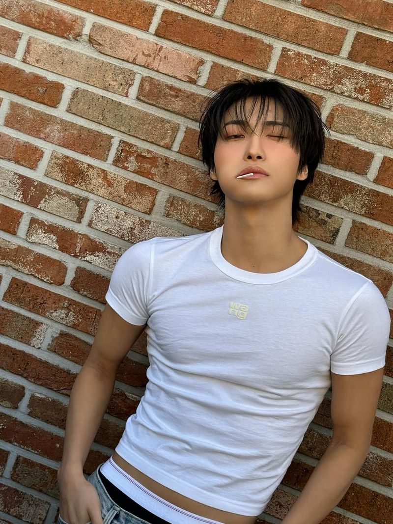 “레몬 사탕 같은 하루”…성화, 여름 벽 앞에서→청량한 시선 압도 / 그룹 에이티즈 성화 인스타그램