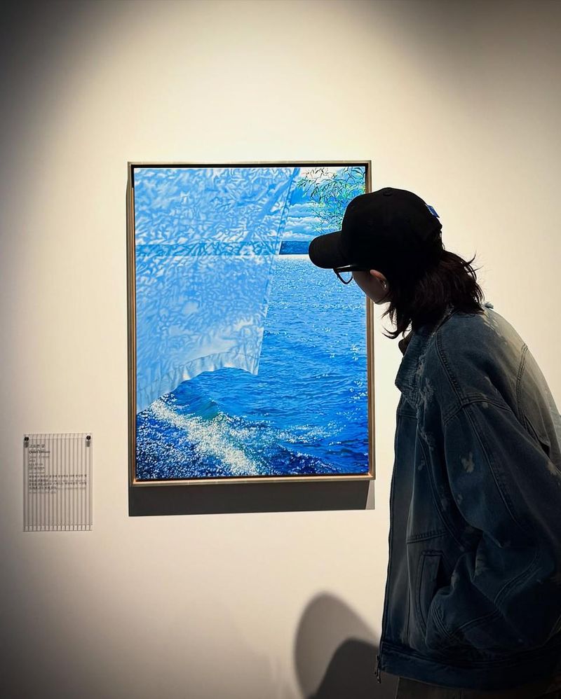 “작품 앞에서 잠시 멈춘 시선”…남사랑, 깊은 여름→감정 머무는 전시 체험 / 모델 남사랑 인스타그램