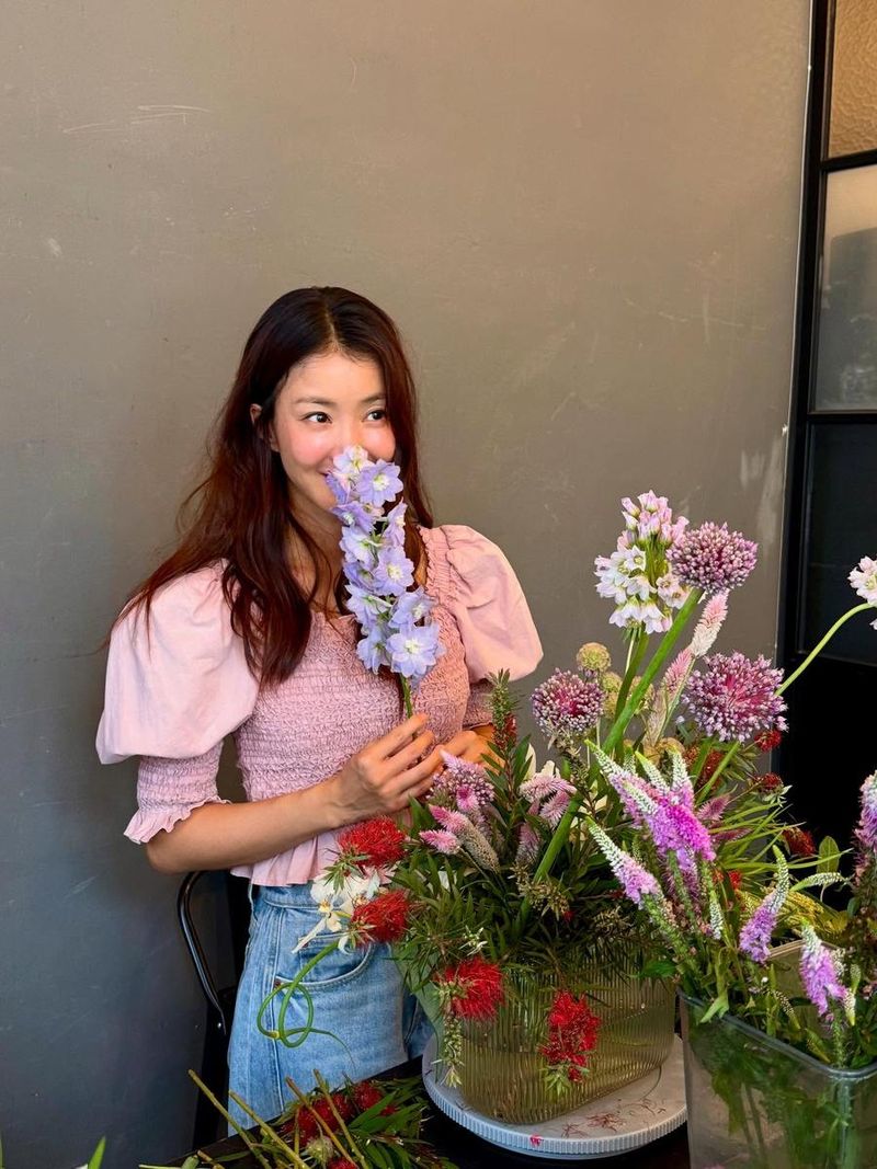 “12시간의 다정한 기록”…이시영, 분홍 햇살 속 환한 미소→주말 가족 데이트 / 배우 이시영 인스타그램