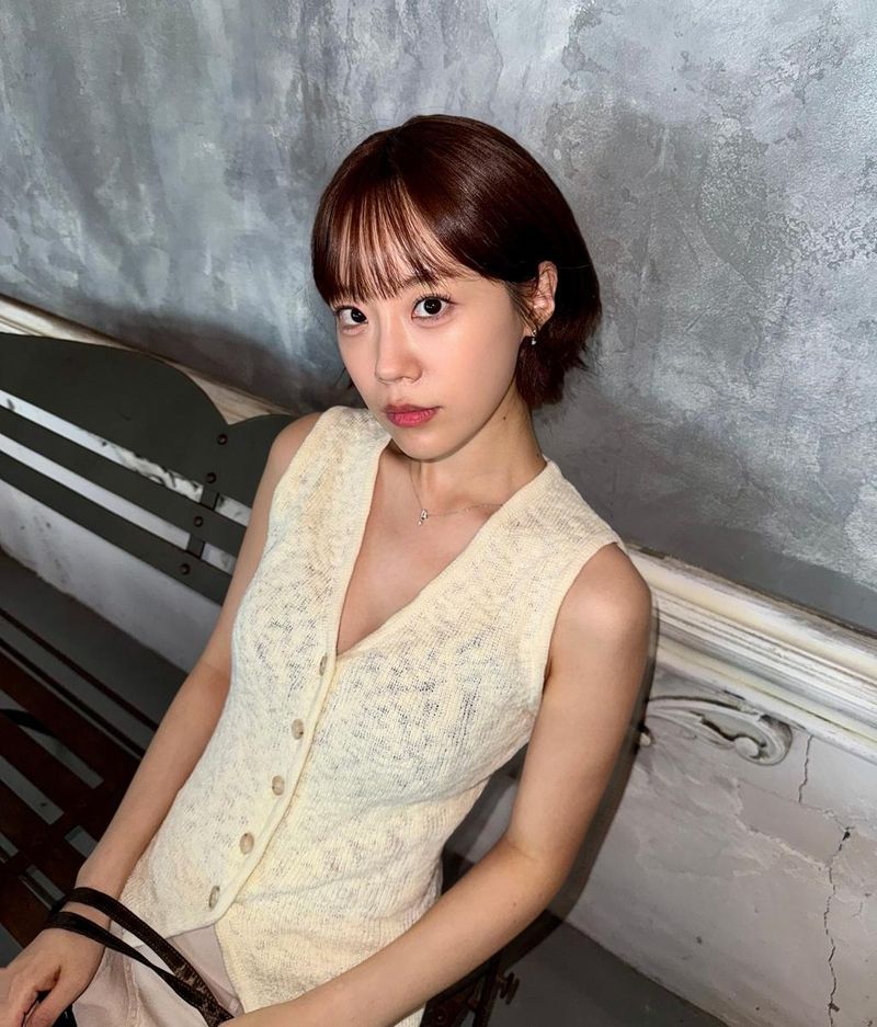 “여름이다가온다”…허영지, 담백한 시선→청량 미소로 전환 / 걸그룹 카라 허영지 인스타그램