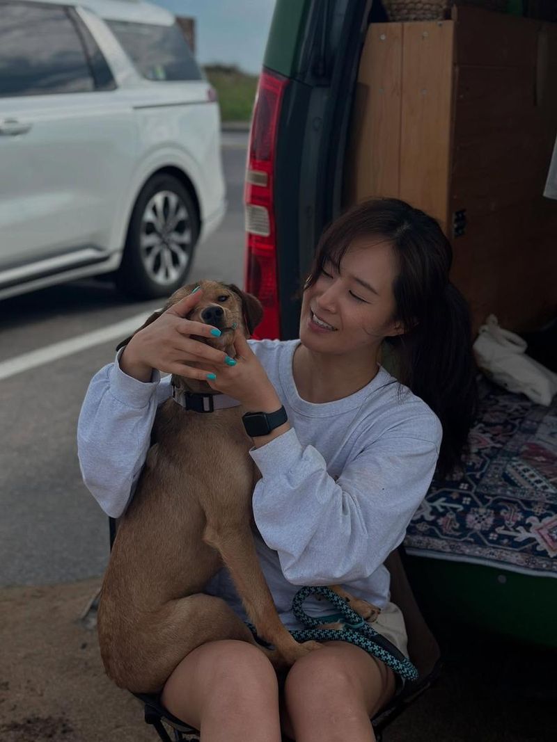“좋아하는 계절 속 느린 휴식”…권유리, 제주의 초여름→강아지와 깊어지는 교감 / 걸그룹 소녀시대 권유리 인스타그램