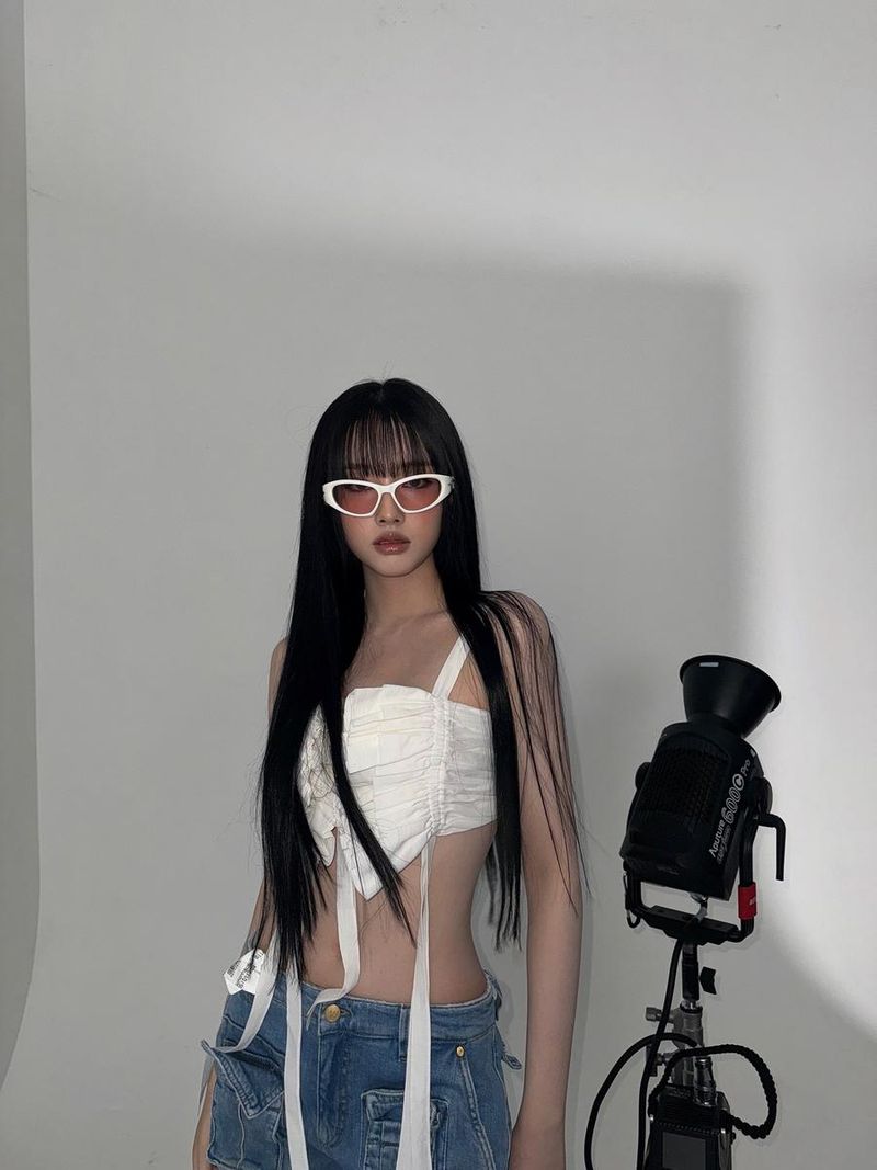 “지도처럼 펼쳐진 순간”…윤, 미니멀 무드→시선 압도 컷 / 걸그룹 스테이씨 윤 인스타그램