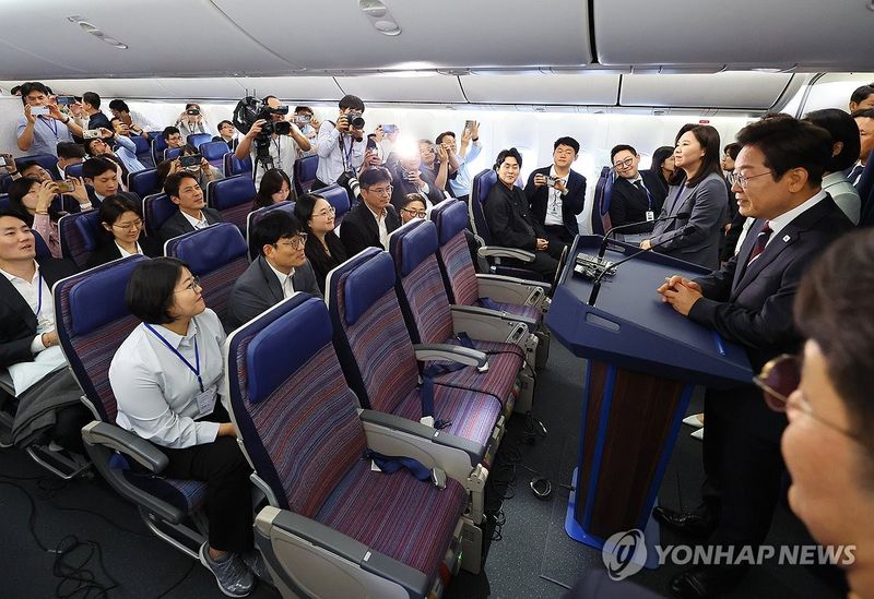 이재명 대통령이 16일(현지시간) G7 정상회의 참석차 공군 1호기를 타고 캐나다 캘거리로 향하며 기내 기자간담회를 하고 있다 / 연합뉴스