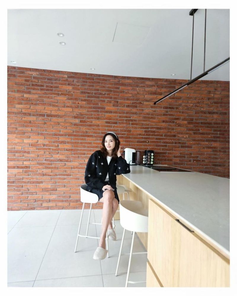 “여유롭게 흐른 아침”…한채영, 고요함 속 미소→일상 속 세련미 / 배우 한채영 인스타그램