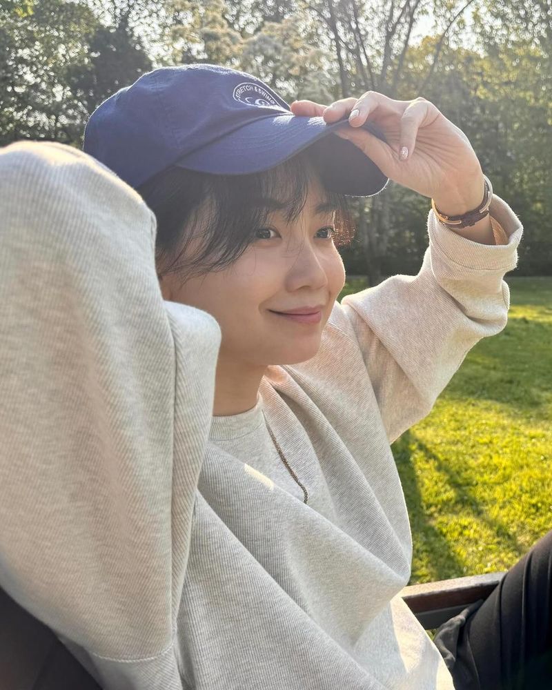 “햇살 한가운데서 웃다”…신현빈, 나른한 오후→따스한 변화 / 배우 신현빈 인스타그램