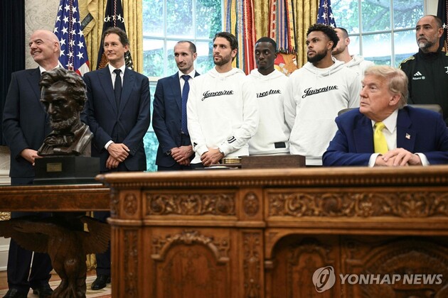 “황당 질문 연발”…트럼프, 유벤투스 선수단에 성별 지적→백악관서 어색한 분위기