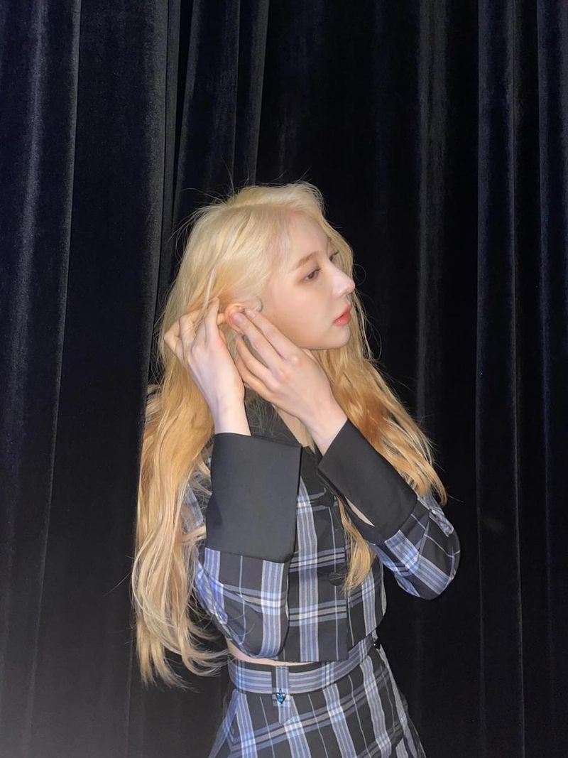 “풋풋한 로맨스의 손길”…이채연, 몽환적 시선→여름빛 변신 / 걸그룹 아이즈원 이채연 인스타그램