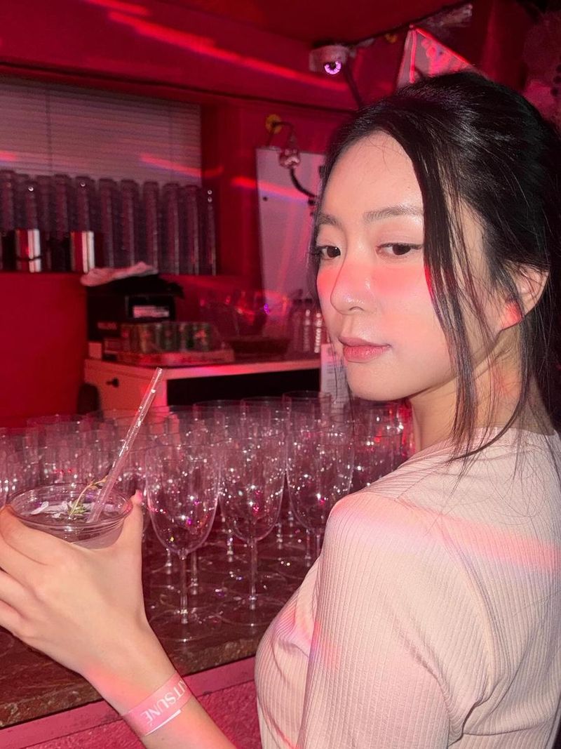 “빛이 흐르는 밤”…조아영, 적색 조명 아래 미묘한 시선→몽환 가득한 클럽 무드 / 배우 조아영 인스타그램