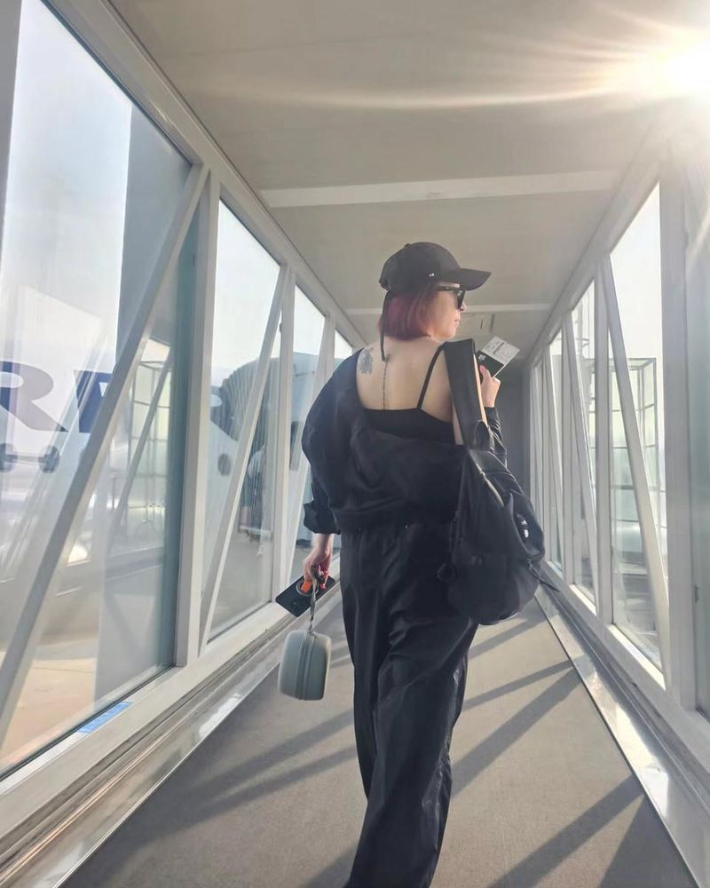 “빛을 따라 걷는 순간”…심은진, 공항 게이트→여름 여정의 시작 / 걸그룹 베이비복스 심은진 인스타그램