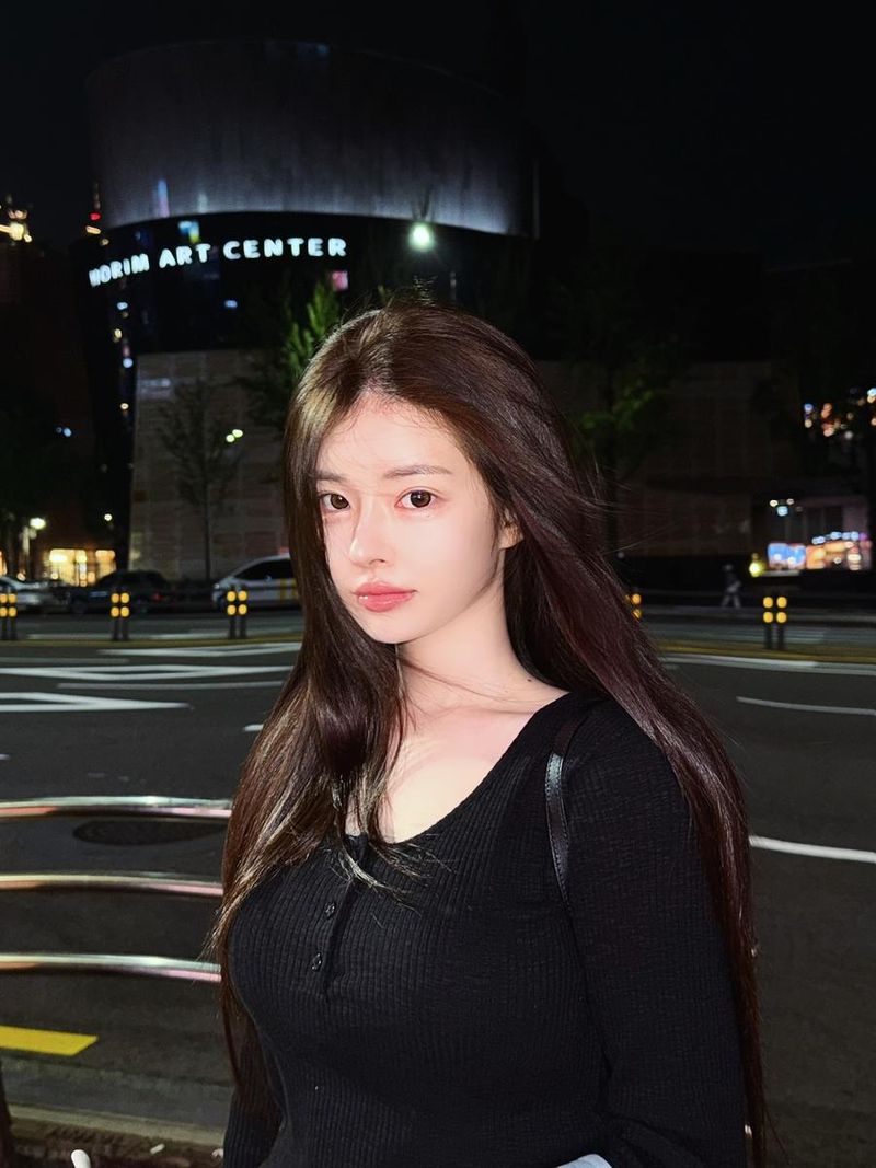 “강렬한 어둠 속 빛나는 시선”…유혜원, 도심 한가운데→밤공기 압도 / 커플팰리스2 출연자 모델 유혜원 인스타그램