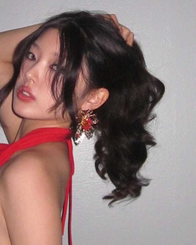 “I AM GABRIELA”…정윤채, 관능적 여름→붉은 변신 도발 / 걸그룹 캣츠아이 정윤채 인스타그램