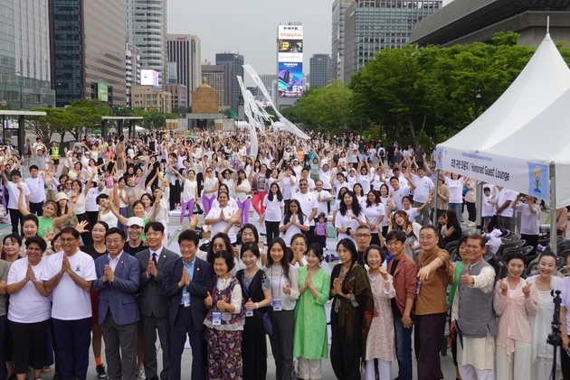 “1천명 밀집 요가 시연”…대한요가회, 11회 세계요가의 날 행사→광화문광장 수놓다