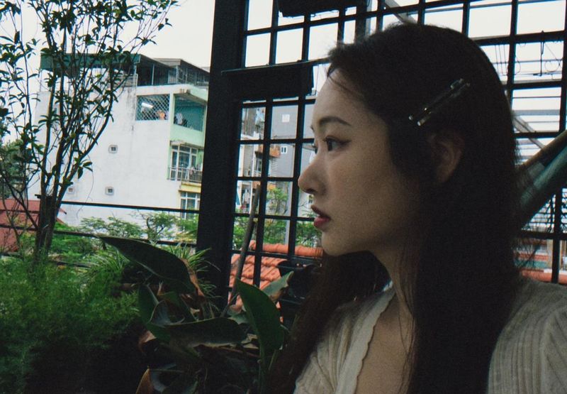 “낯선 초여름 공기 속에서”…손지영, 하노이 출장→고요한 시선의 여운 / 커플팰리스2 출연자 배우 손지영 인스타그램