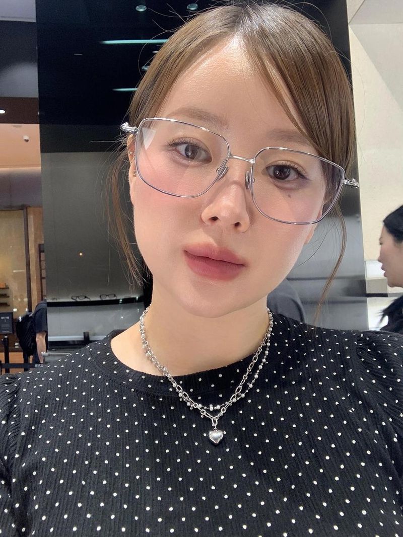“안경은 나의 로망”…금조, 투명 렌즈 속 반전→청초미 압도 / 걸그룹 나인뮤지스 금조 인스타그램