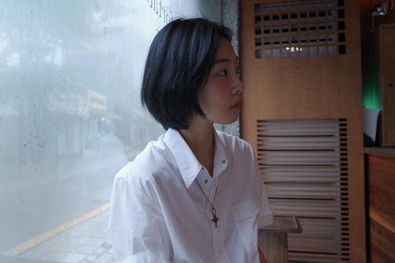 “창문 너머 흐릿한 시선”…전소니, 고요한 여름 오후→묵직한 감성 여운 / 배우 전소니 인스타그램