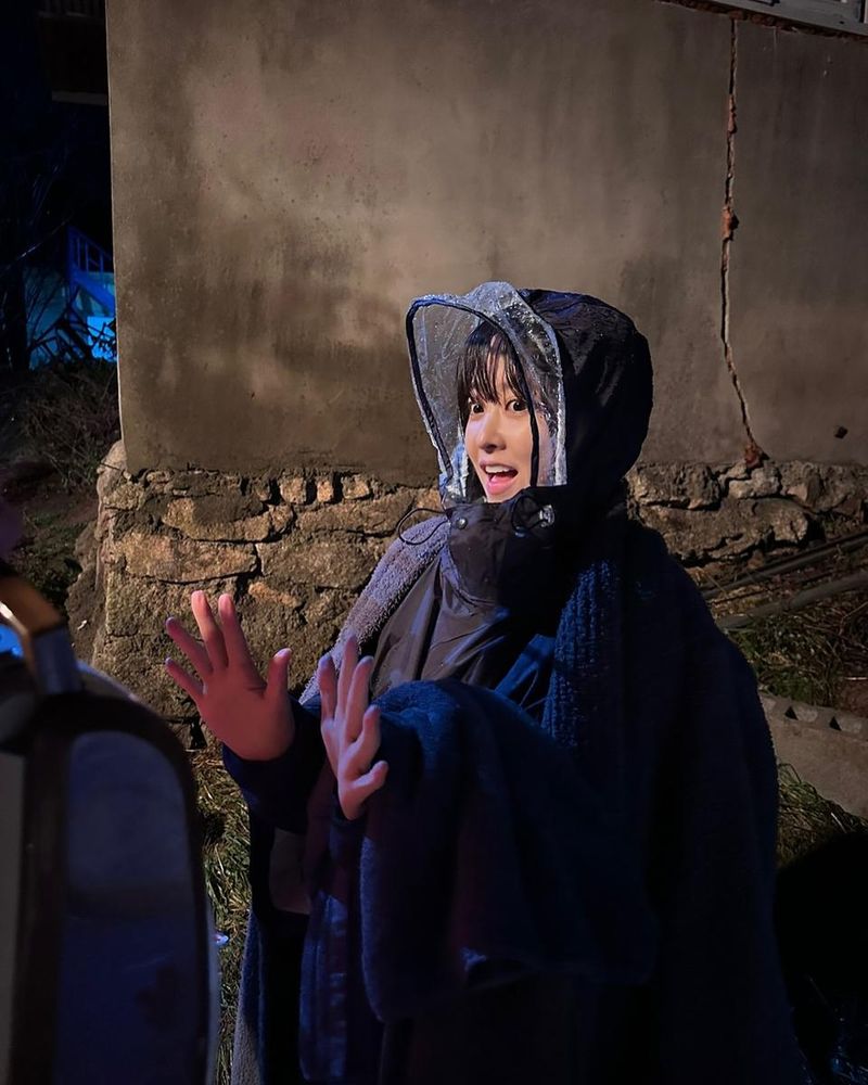 “빛나는 미소로 겨울을 녹이다”…박보영, 물기 머금은 눈빛→현장 감성 폭발 / 배우 박보영 인스타그램