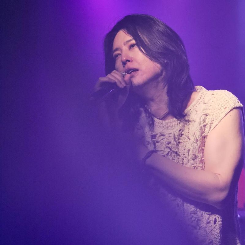 “기억을 섞는 월요일”…양준일, 보랏빛 무대 위→여운 가득 시선 / 가수 양준일 인스타그램