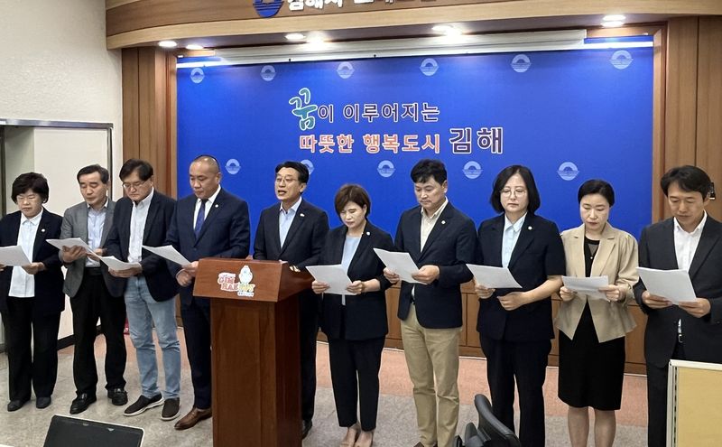 “홍태용 기부 논란에 의혹 증폭”…더불어민주당, 현충일 답례품→김해시 파장 확산