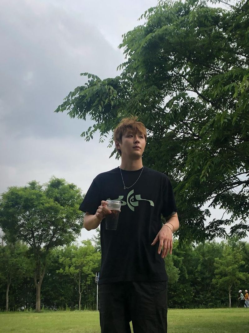 “적막한 여름 구름 아래”…이주원, 푸른 잔디 위 존재감→고요한 오후 산책 / 환승연애3 출연자 음악 프로듀서 이주원 인스타그램