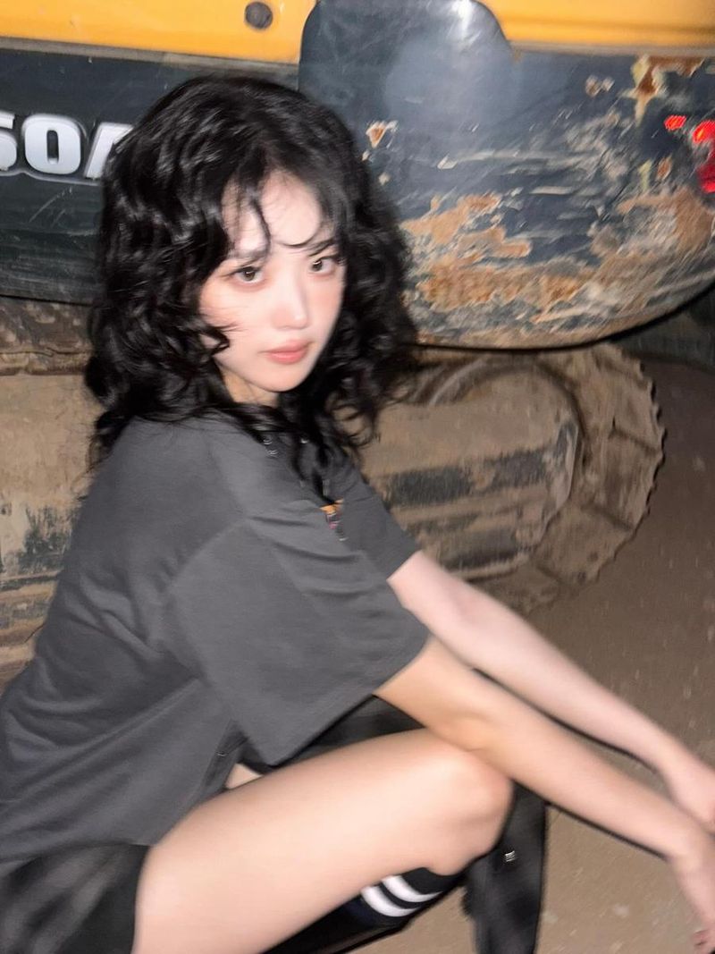 “흐릿한 여름밤, 멈춰진 시선”…히나, 몽환 속 여운→강렬 존재감 / 걸그룹 QWER 히나 인스타그램