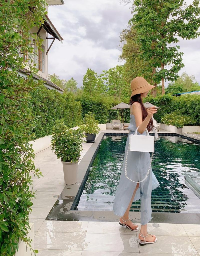 “휴가때 꼭 챙겨가세요”…임시연, 수영장 여름빛→빛나는 청순 휴양룩 / 커플팰리스2 출연자 임시연 인스타그램