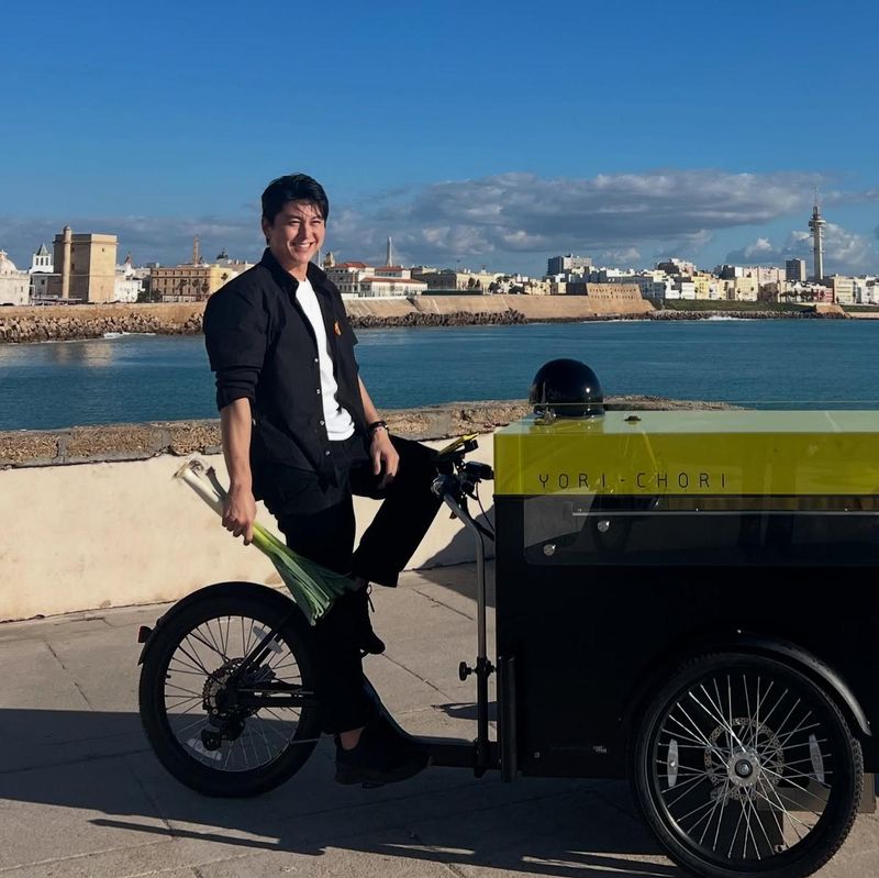 “빛났던 그 시간들”…류수영, 해변 도시 여운→스페인 장사 기록 / 배우 류수영 인스타그램